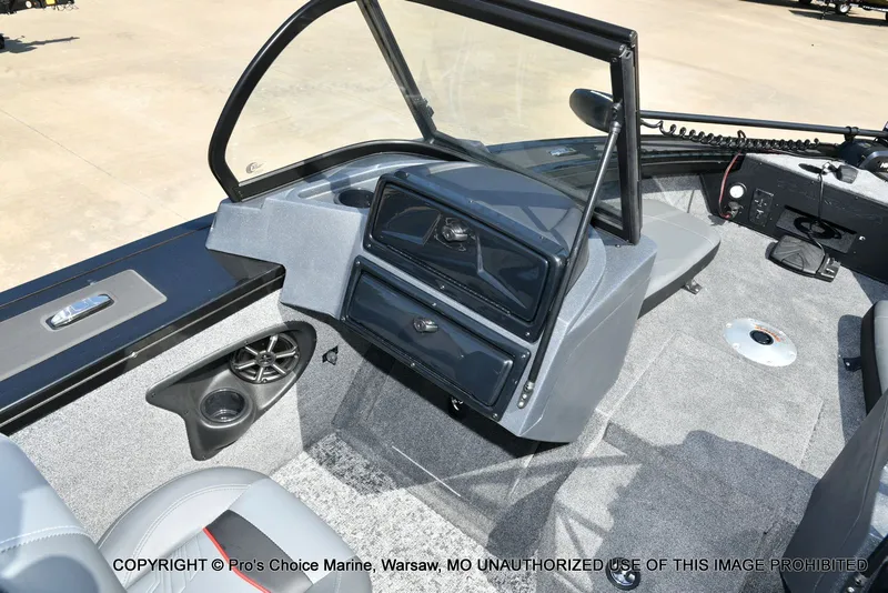 Slide: The Image of Tracker TARGA V-18 Combo w/200HP Pro-XS 2026 - 40