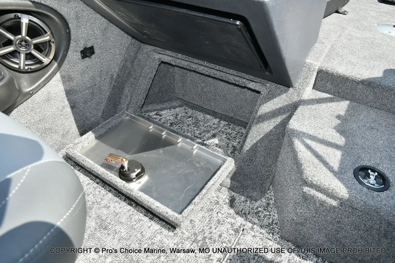 Slide: The Image of Tracker TARGA V-18 Combo w/200HP Pro-XS 2026 - 46