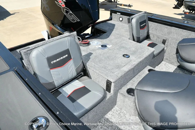 Slide: The Image of Tracker TARGA V-18 Combo w/200HP Pro-XS 2026 - 8