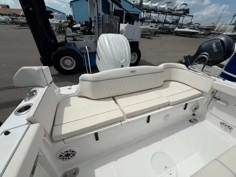 Slide: The Image of Sea Hunt Ultra 255 SE 2026 - 5