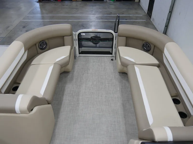 Slide: The Image of Premier 220 Sunscape RF 2026 - 15