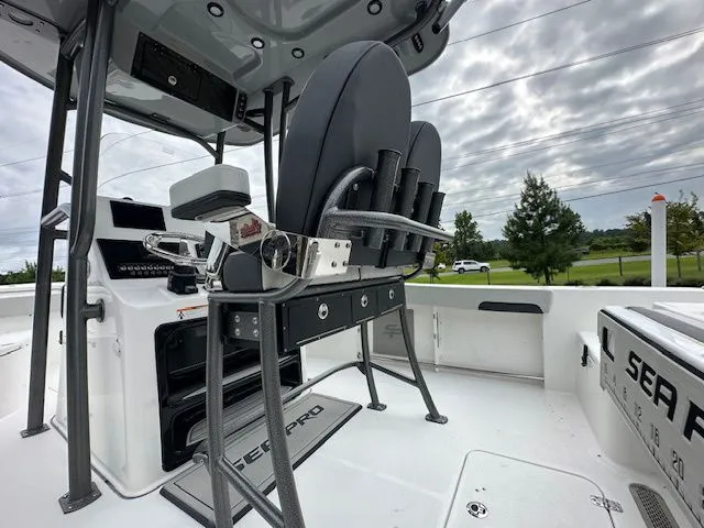 Slide: The Image of Sea Pro 222 CC W/200HP 2025 - 10