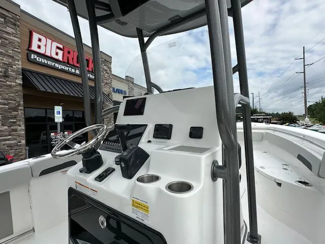 Slide: The Image of Sea Pro 222 CC W/200HP 2025 - 8