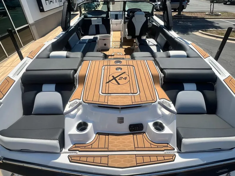 Slide: The Image of MasterCraft X24 2023 - 15