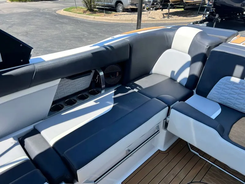 Slide: The Image of MasterCraft X24 2023 - 19