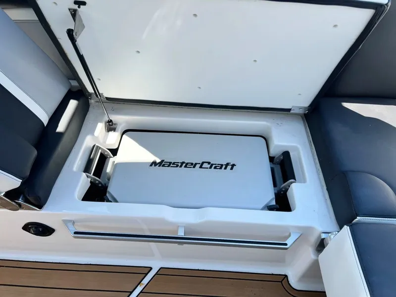 Slide: The Image of MasterCraft X24 2023 - 27