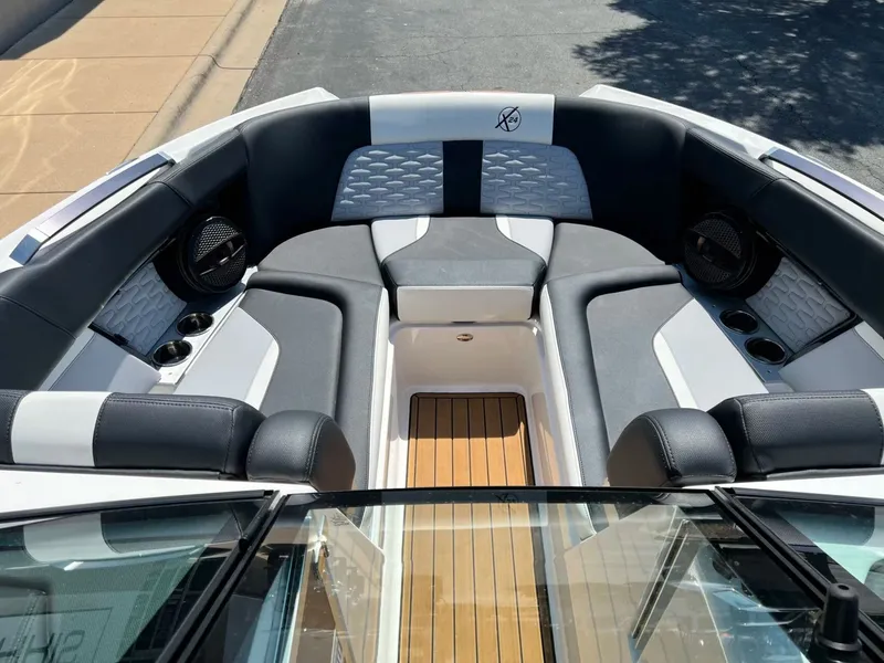 Slide: The Image of MasterCraft X24 2023 - 38