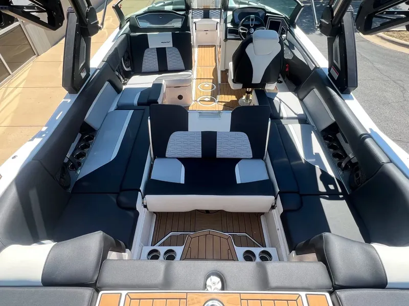 Slide: The Image of MasterCraft X24 2023 - 46