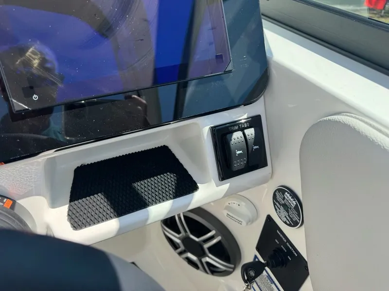 Slide: The Image of Sea Ray SDX270 SURF 2026 - 14