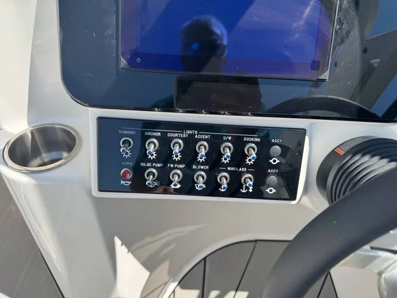 Slide: The Image of Sea Ray SDX270 SURF 2026 - 15