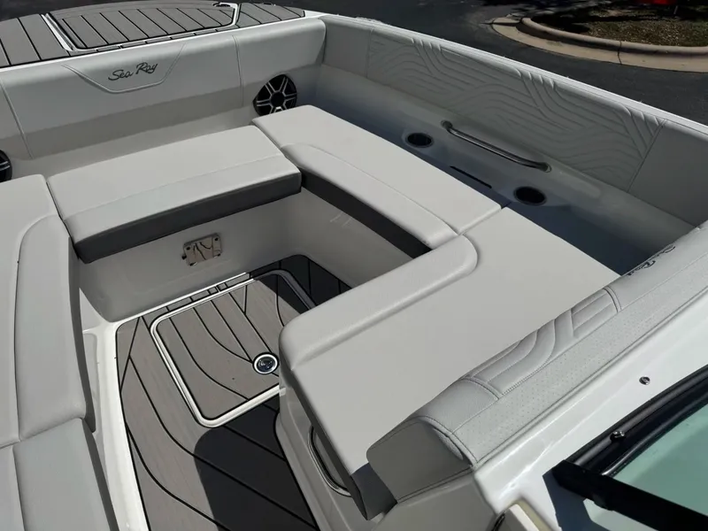 Slide: The Image of Sea Ray SDX270 SURF 2026 - 21