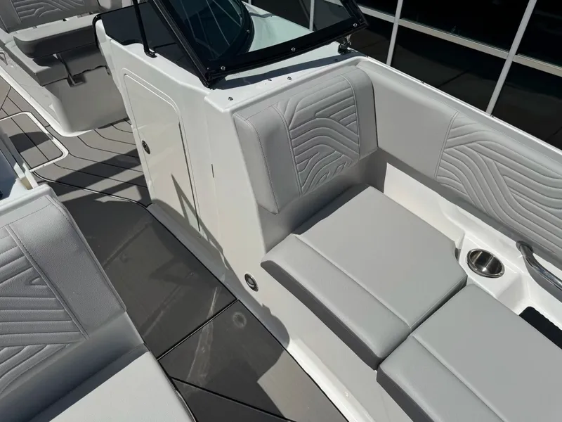 Slide: The Image of Sea Ray SDX270 SURF 2026 - 23