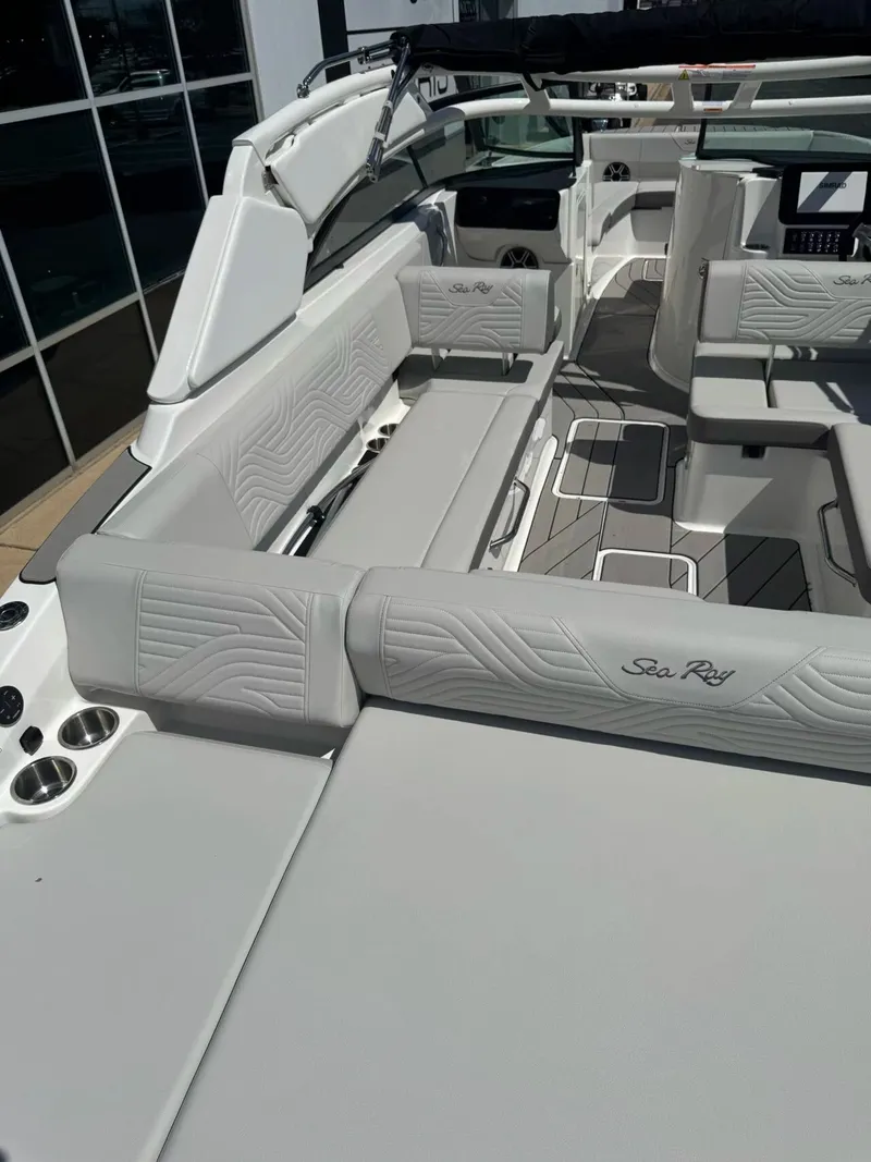 Slide: The Image of Sea Ray SDX270 SURF 2026 - 24