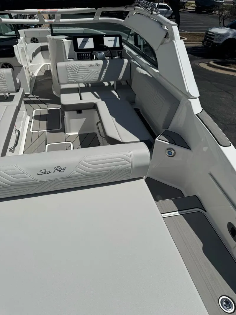 Slide: The Image of Sea Ray SDX270 SURF 2026 - 32