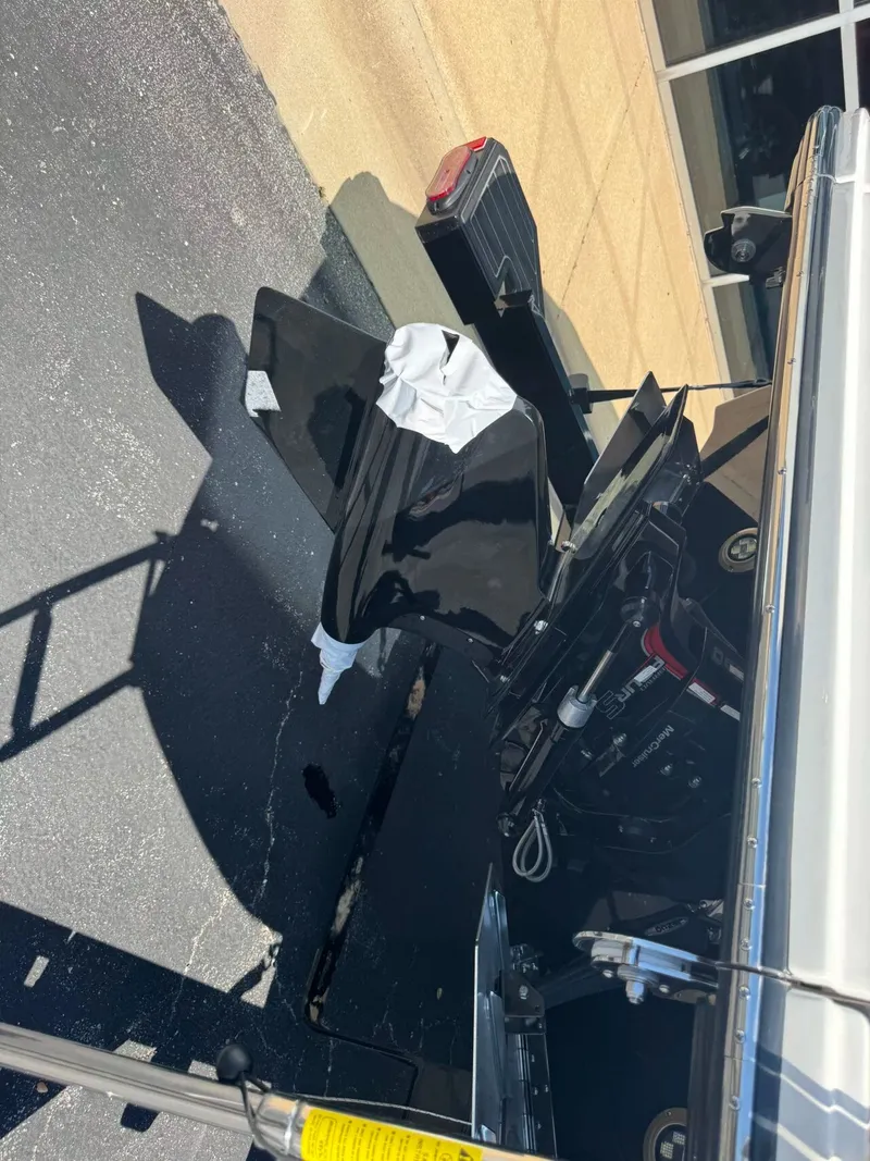 Slide: The Image of Sea Ray SDX270 SURF 2026 - 33