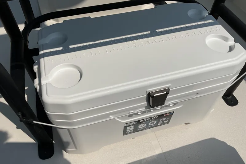 Slide: The Image of White Igloo cooler on 2026 Starcraft SVX 231 OB CC boat deck. - 15