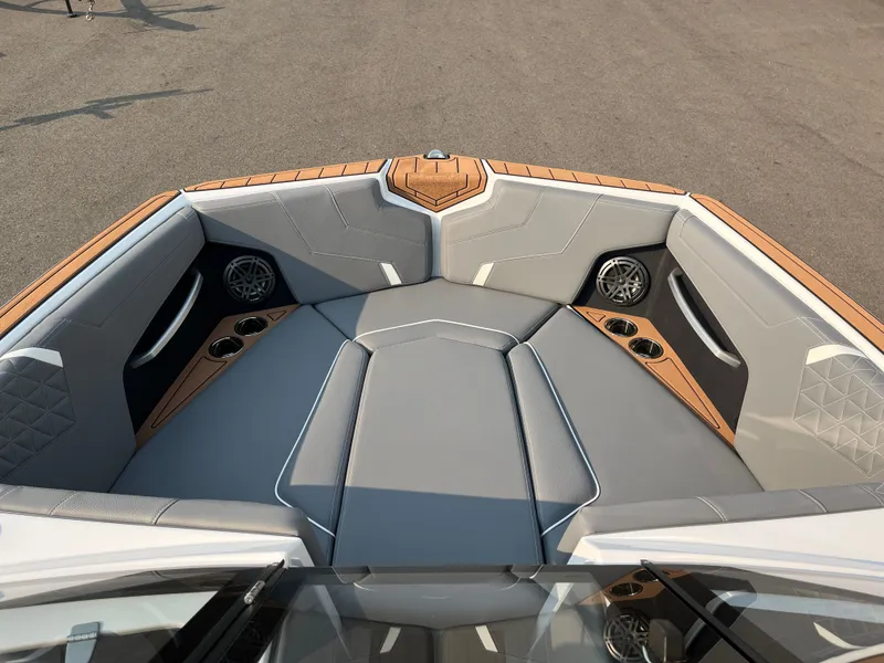 Slide: The Image of Nautique GS24 2026 - 24