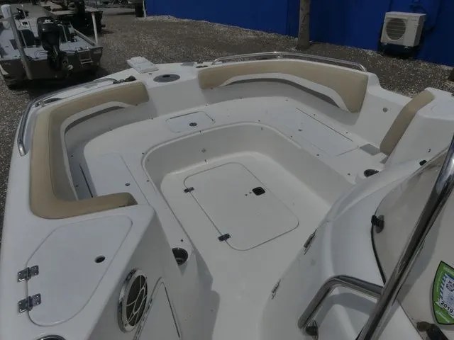 Slide: The Image of Hurricane SS 231 OB Center Console 2016 - 13