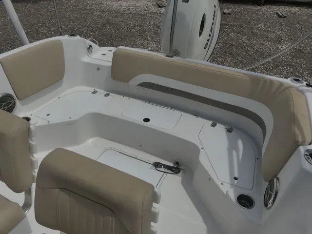 Slide: The Image of Hurricane SS 231 OB Center Console 2016 - 24