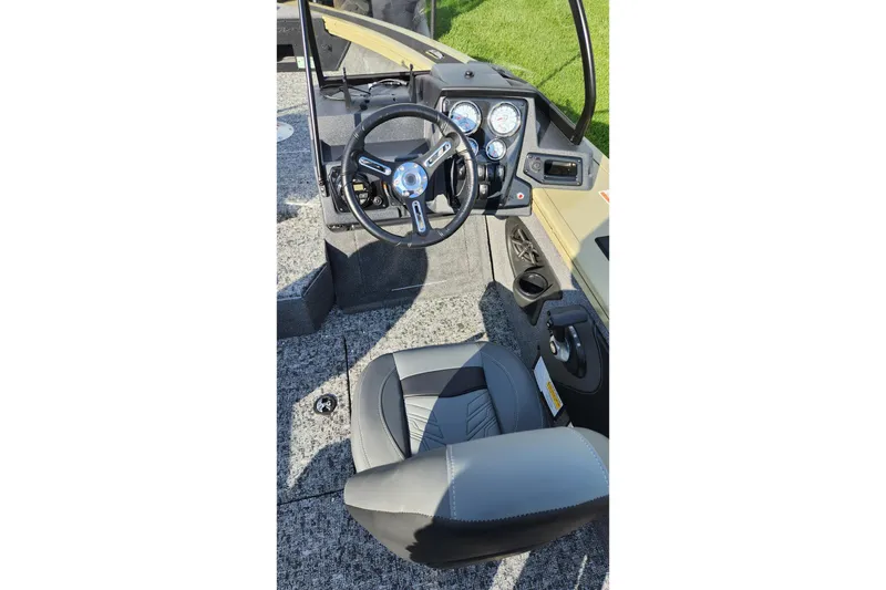 Slide: The Image of 2026 Tracker Targa V-19 Combo with Minn Kota PowerDrive motor. - 6