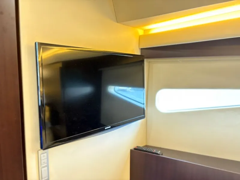 Slide: The Image of Regal 42 Fly 2019 - 32