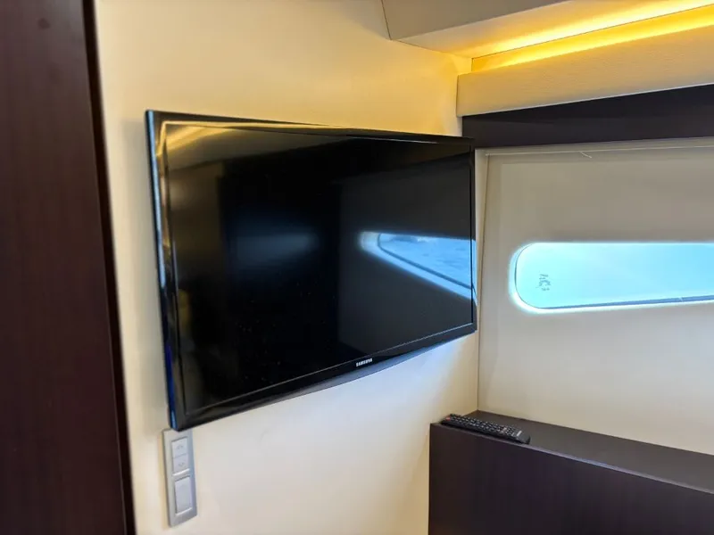 Slide: The Image of Regal 42 Fly 2019 - 33