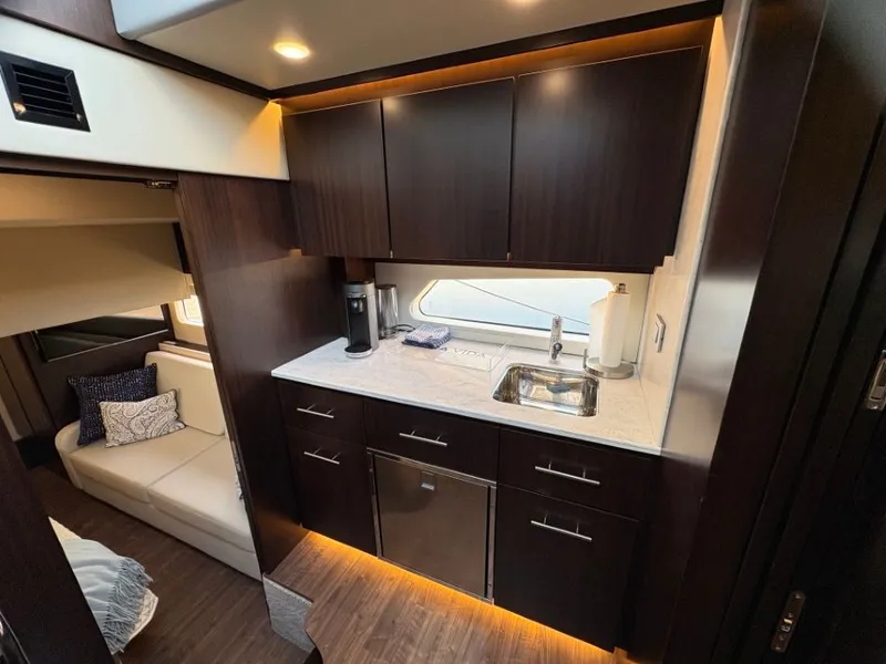 Slide: The Image of Regal 42 Fly 2019 - 36