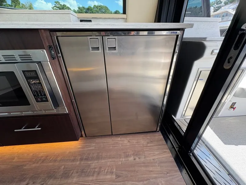 Slide: The Image of Regal 42 Fly 2019 - 54