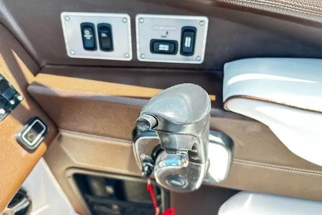 Slide: The Image of Control panel and throttle of a 2016 Regal 2800 Bowrider boat. - 8