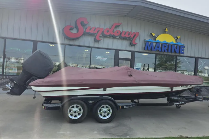 Slide: The Image of 2006 Triton Tr-21X HP DC boat with cover at Sundown Marine dealership. - 9