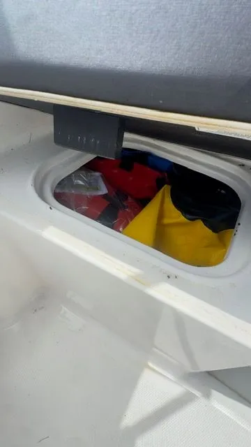 Slide: The Image of Bayliner Element M17 2023 - 18