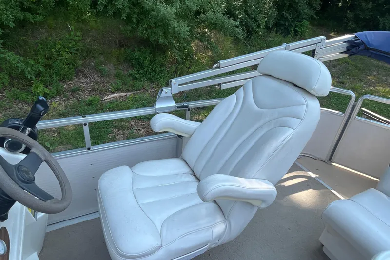 Slide: The Image of 2007 Harris-Kayot Super Sunliner 220 O/B boat with white captain's chair and steering wheel. - 13