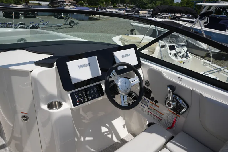 Slide: The Image of Sea Ray SDX 270 2026 - 16