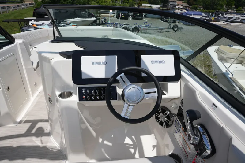Slide: The Image of Sea Ray SDX 270 2026 - 19