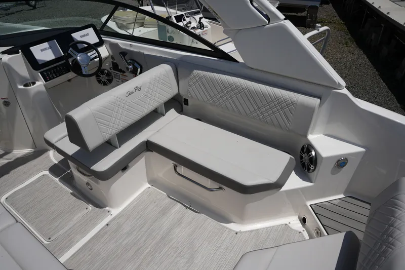 Slide: The Image of Sea Ray SDX 270 2026 - 11