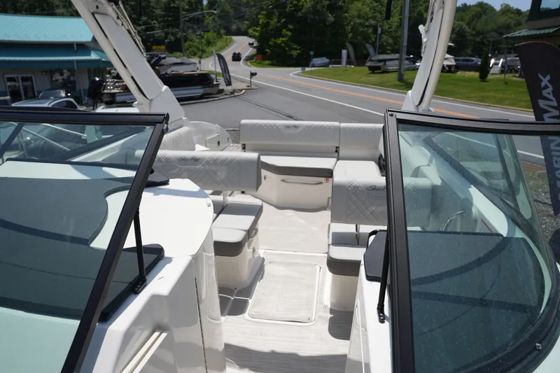 Slide: The Image of Sea Ray SDX 270 2026 - 30
