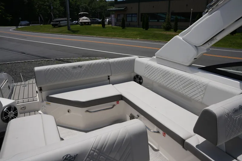 Slide: The Image of Sea Ray SDX 270 2026 - 8
