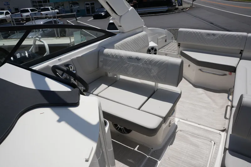 Slide: The Image of Sea Ray SDX 270 2026 - 15