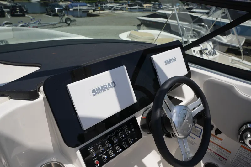Slide: The Image of Sea Ray SDX 270 2026 - 18