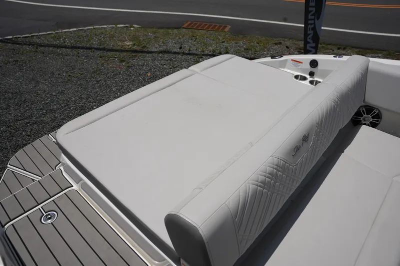 Slide: The Image of Sea Ray SDX 270 2026 - 6