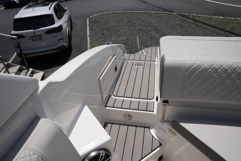 Slide: The Image of Sea Ray SDX 270 2026 - 13