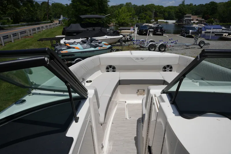 Slide: The Image of Sea Ray SDX 270 2026 - 26