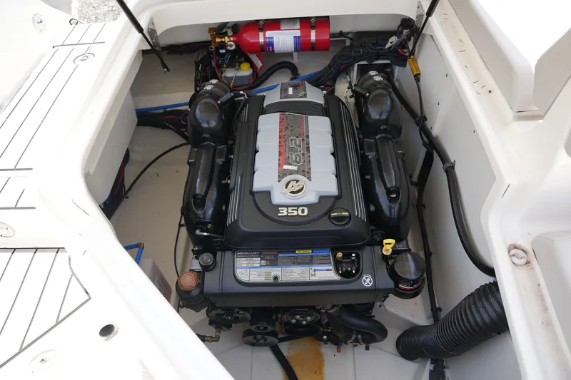 Slide: The Image of Sea Ray SDX 270 2026 - 31