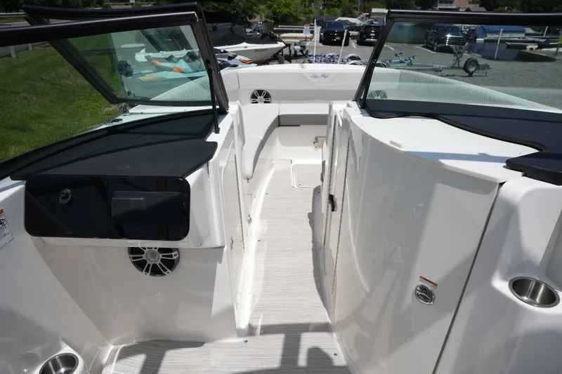 Slide: The Image of Sea Ray SDX 270 2026 - 24