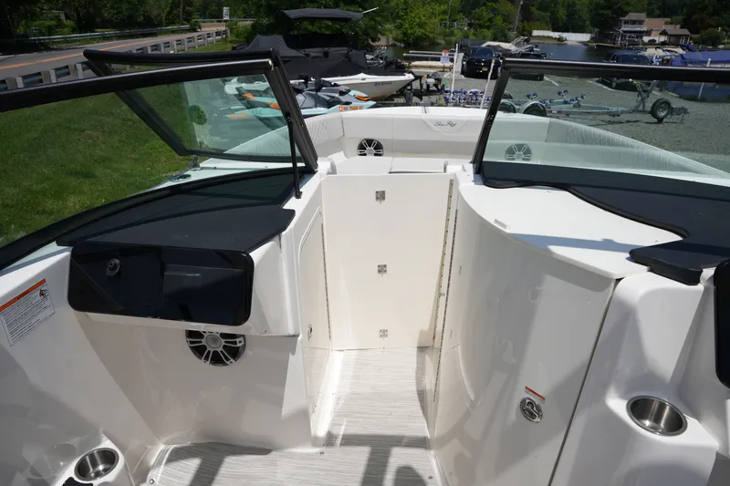 Slide: The Image of Sea Ray SDX 270 2026 - 25