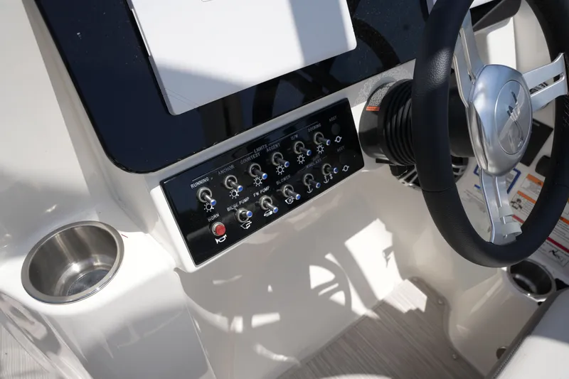 Slide: The Image of Sea Ray SDX 270 2026 - 17
