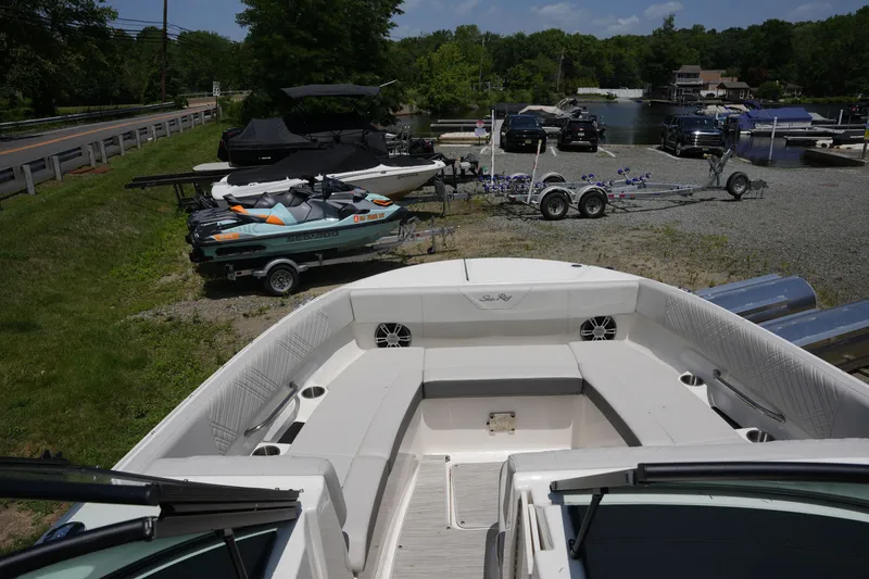 Slide: The Image of Sea Ray SDX 270 2026 - 27