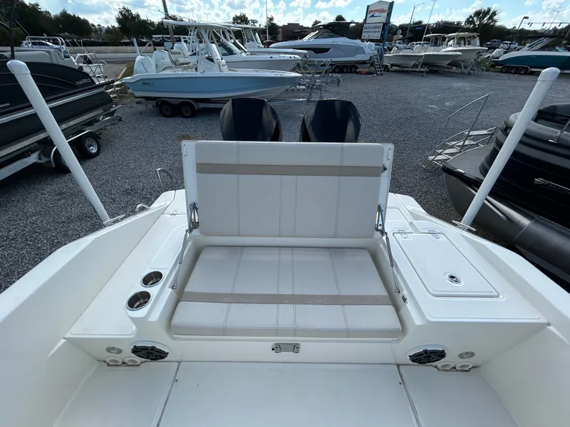 Slide: The Image of Boston Whaler 28 DAUNTLESS 2023 - 7