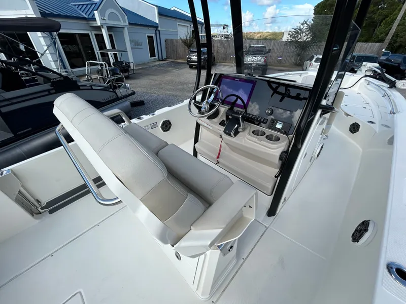 Slide: The Image of Boston Whaler 28 DAUNTLESS 2023 - 8