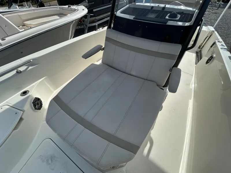 Slide: The Image of Boston Whaler 28 DAUNTLESS 2023 - 15